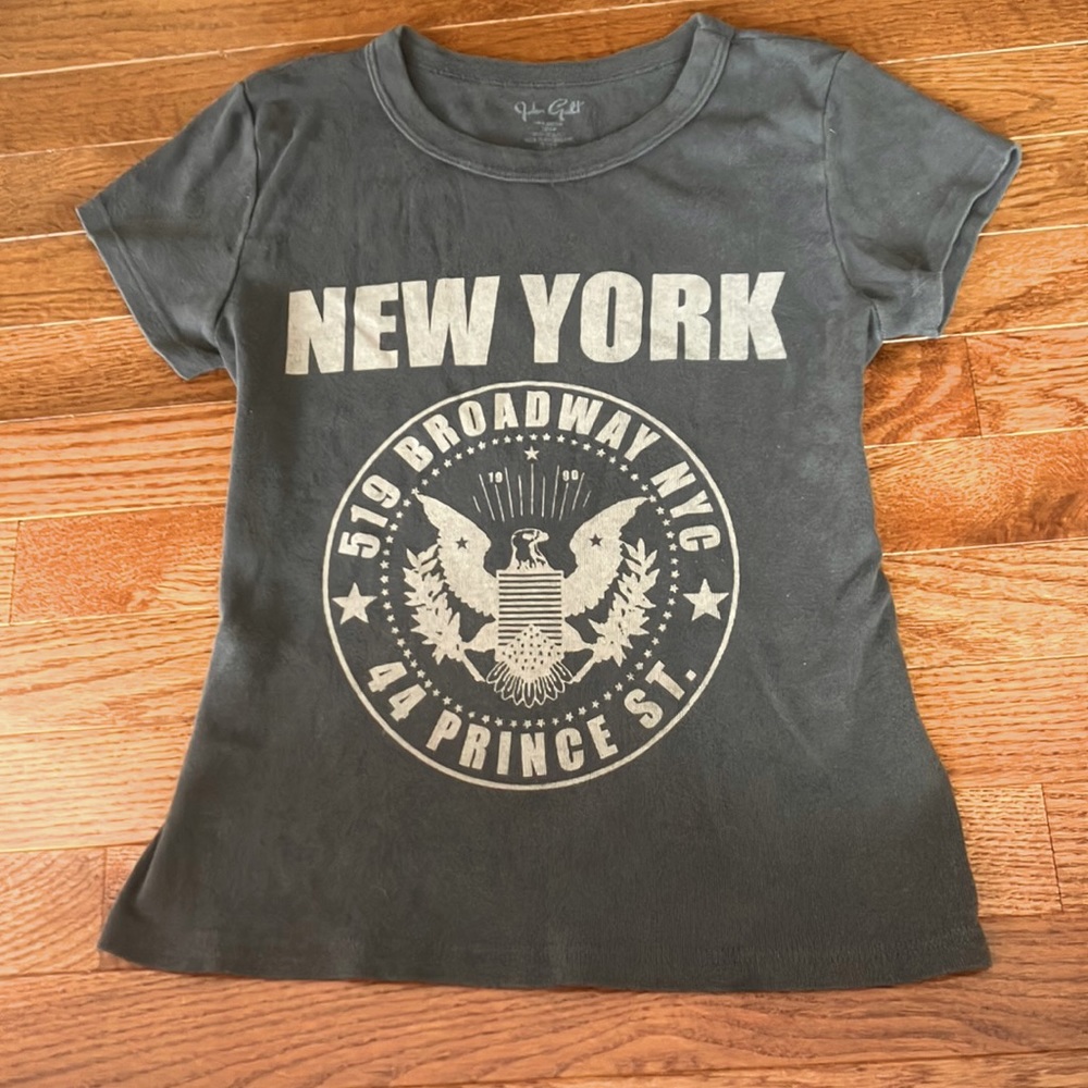 BRANDY MELVILLE - TRENDYBNEW YORK TEE - EXCELLENT CONDITION